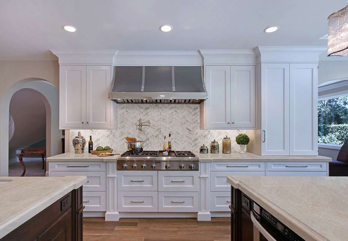 Palisandro Chevron Polished backsplash installed — view 2