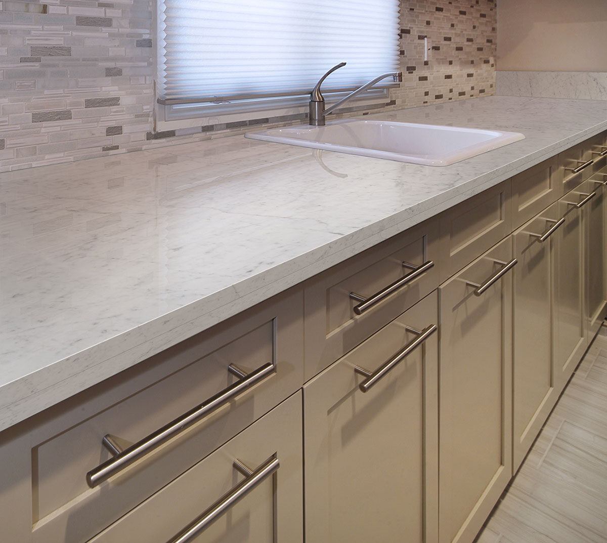 Everest Interlocking Pattern 8mm backsplash installed — view 2