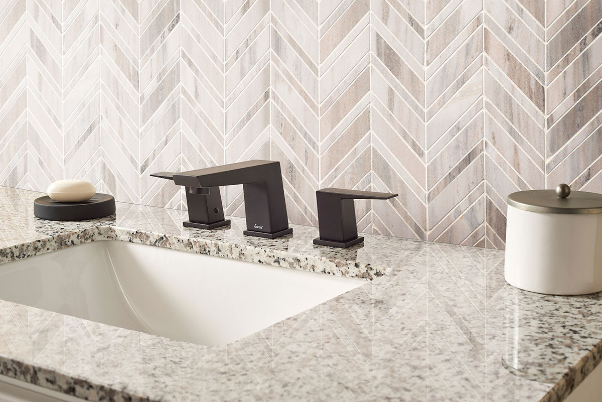 Palisandro Chevron Polished backsplash installed — view 3