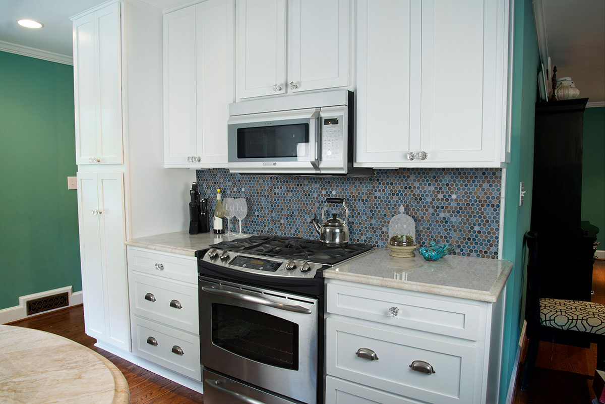 Penny Round Azul Glossy backsplash installed — view 3