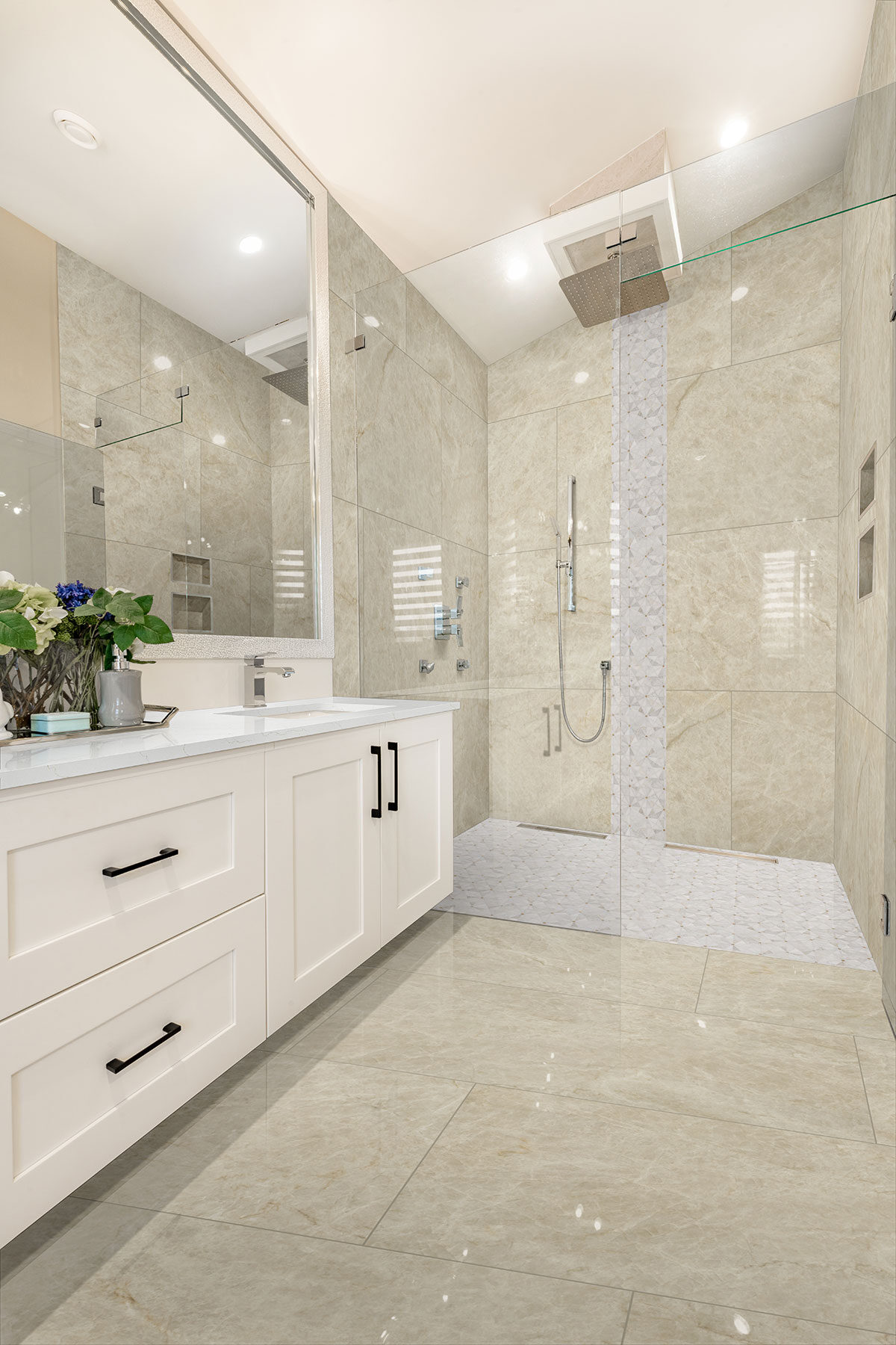 Elegante Pinwheel Gold backsplash in a bathroom
