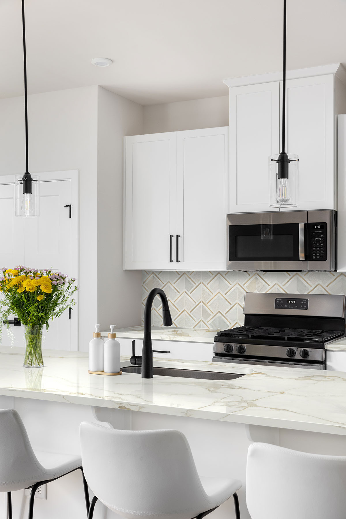 Luxor Kona Gold Pattern backsplash in a kitchen