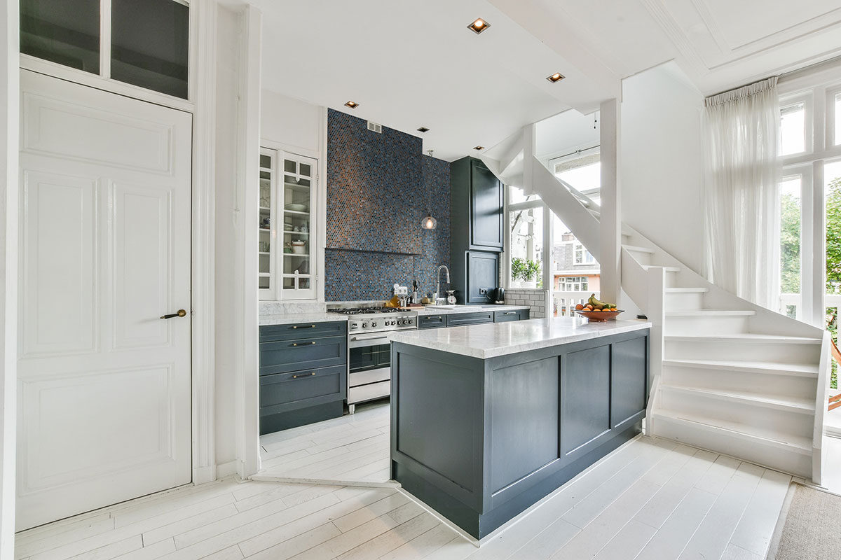 Penny Round Azul Glossy backsplash installed — view 2
