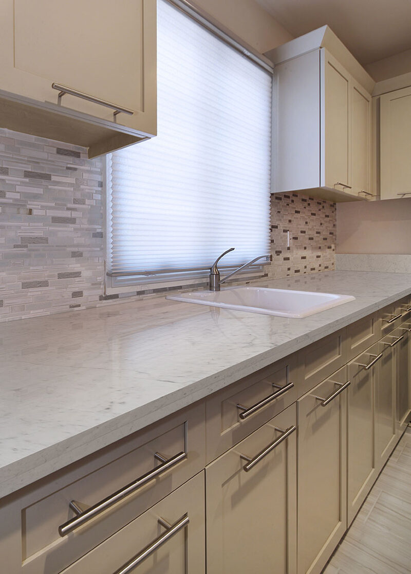 Everest Interlocking Pattern 8mm backsplash installed — view 3