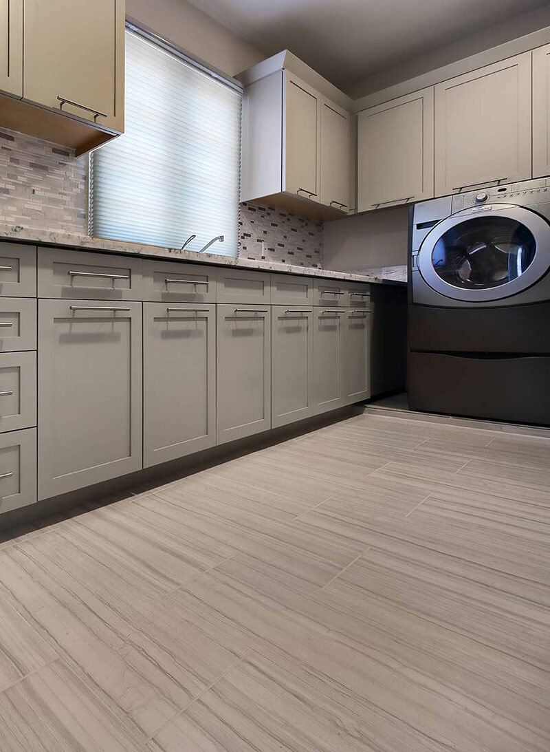 Everest Interlocking Pattern 8mm backsplash installed — view 4