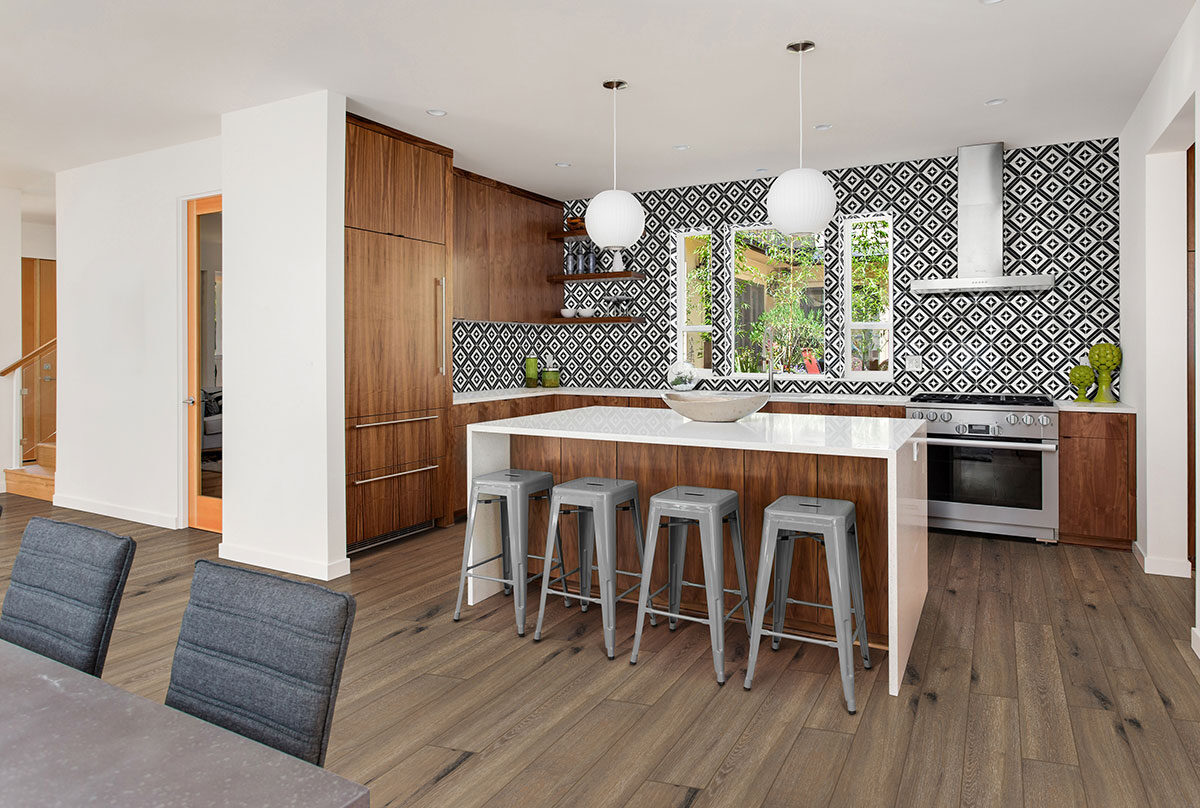 Rhombix Nero Polished backsplash installed — view 2