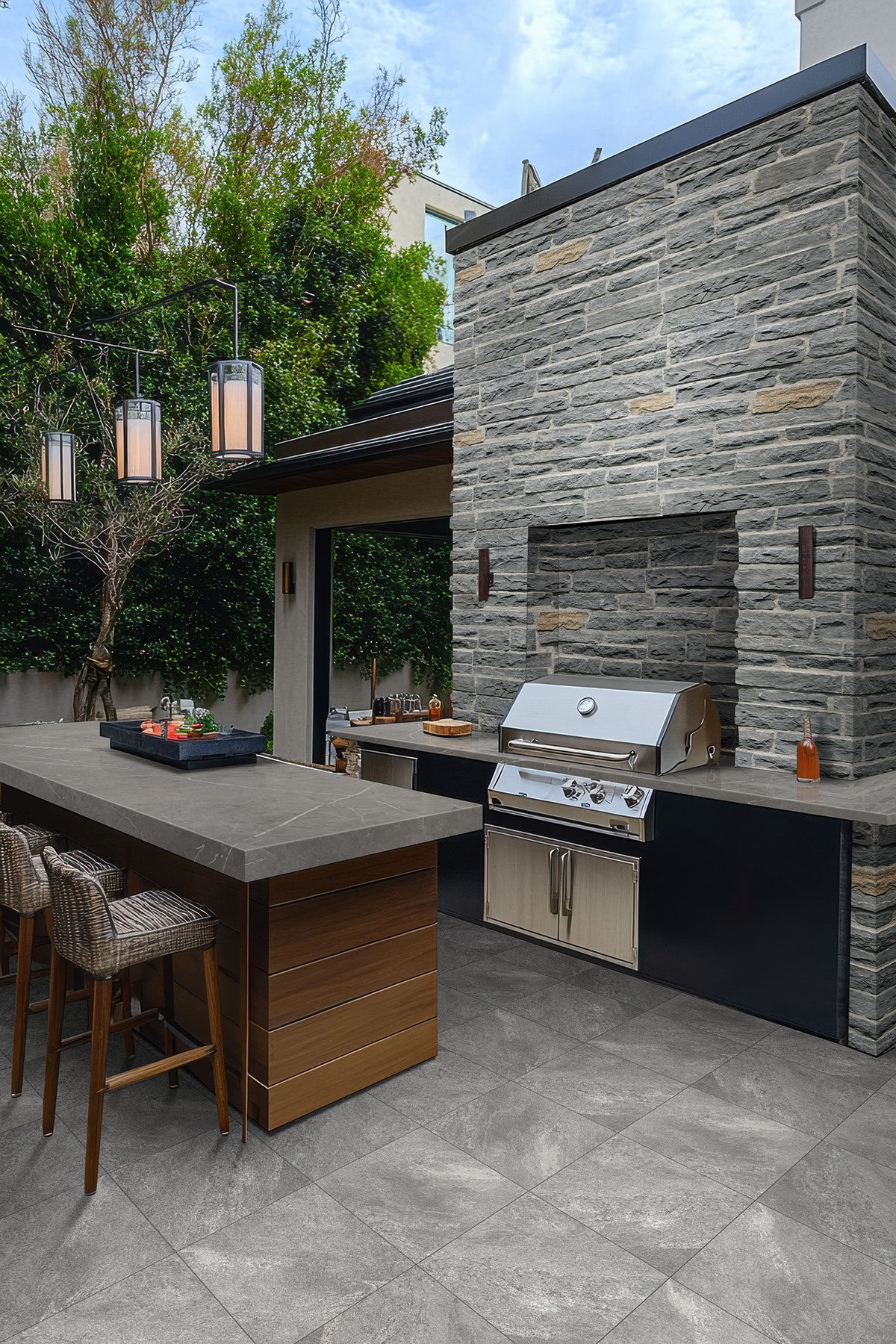 Pietra Grigio backsplash in a outdoor hardscape