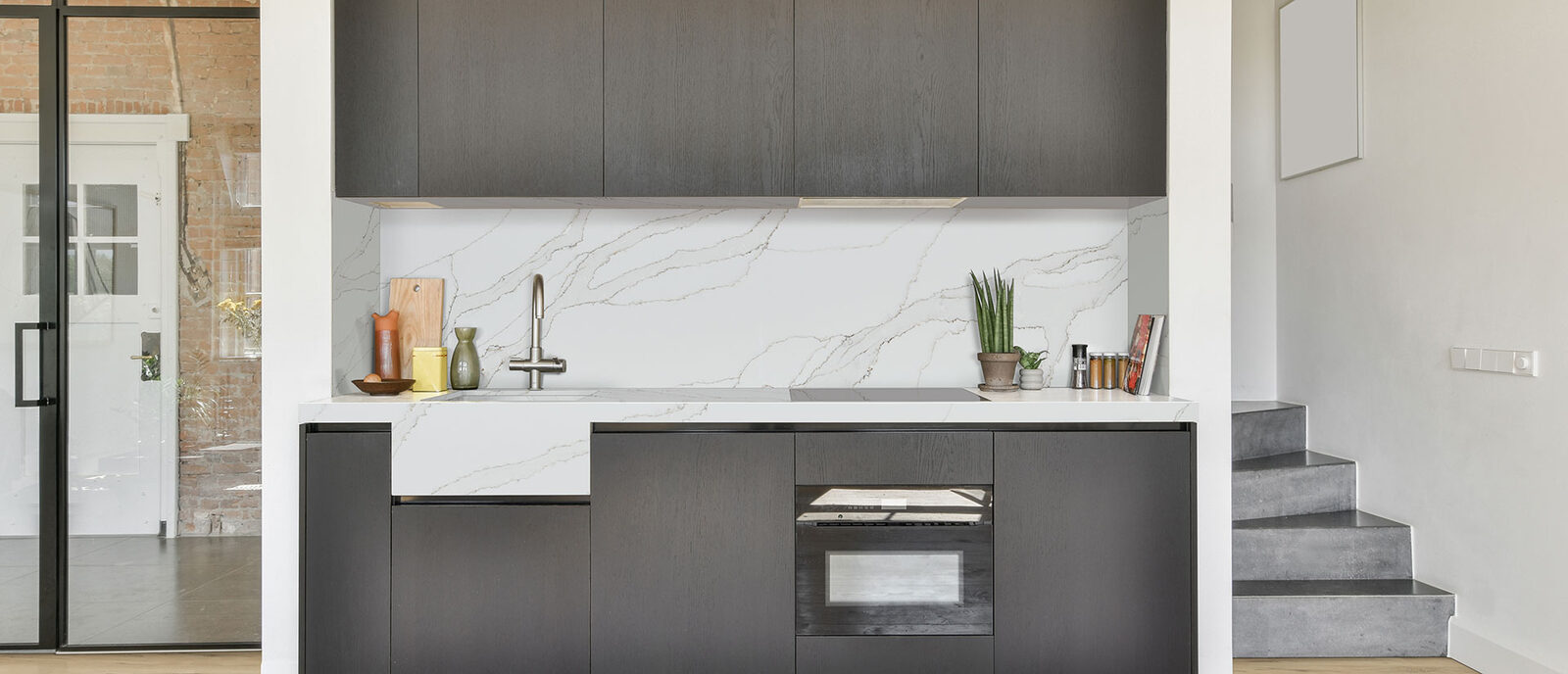 Calacatta Izaro Quartz countertop in a kitchen
