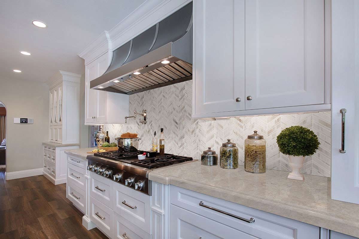 Palisandro Chevron Polished backsplash installed — view 4