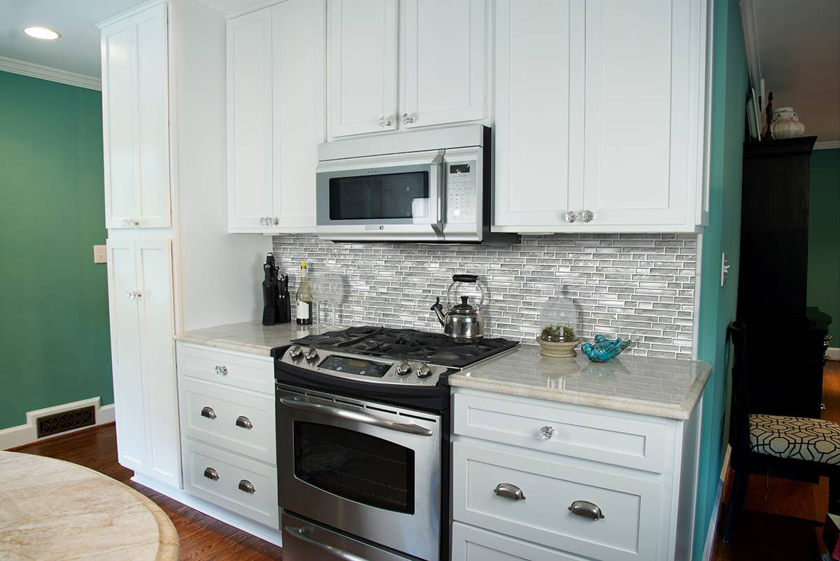 Crystallized Glass Blend 8mm Silver Canvas backsplash installed — view 5