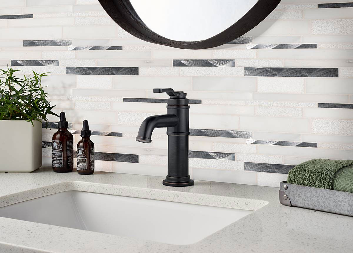 Moderno Blanco Interlocking 12x18 Pattern 8mm backsplash installed — view 4