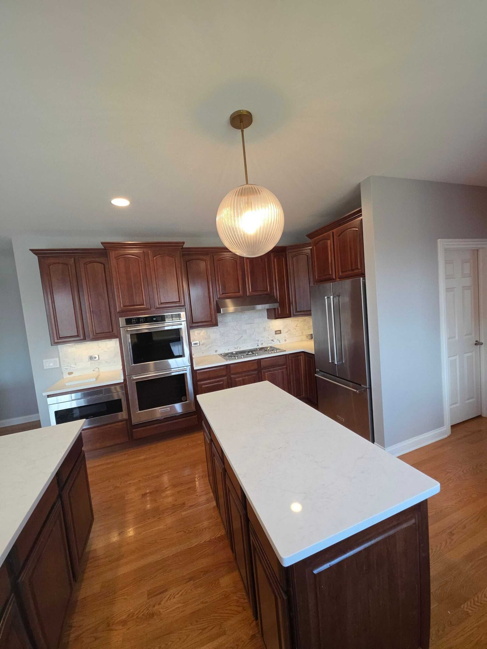 Granite to white quartz in cherry
