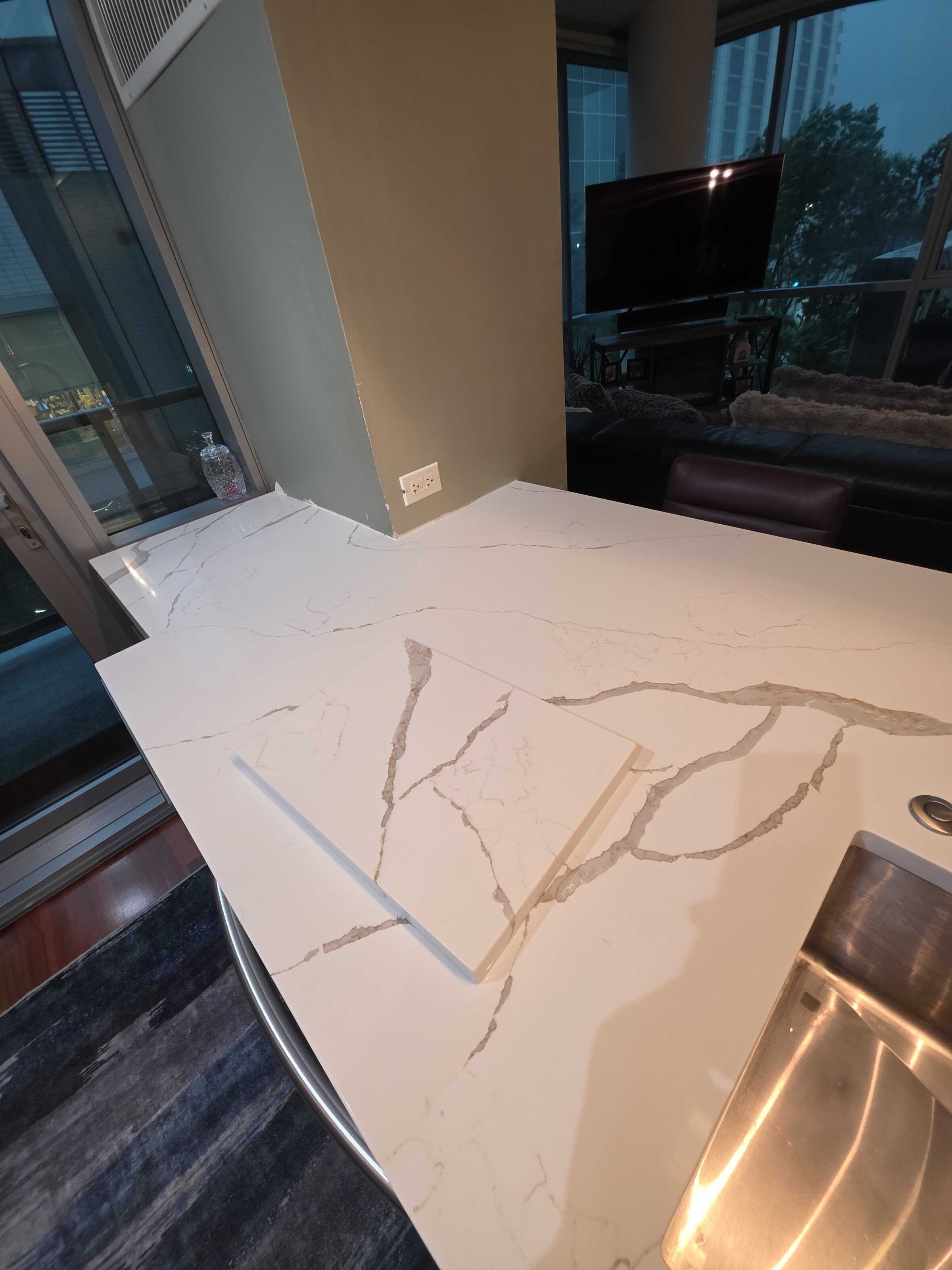 Close view of the vein traveling across the quartz bar top
