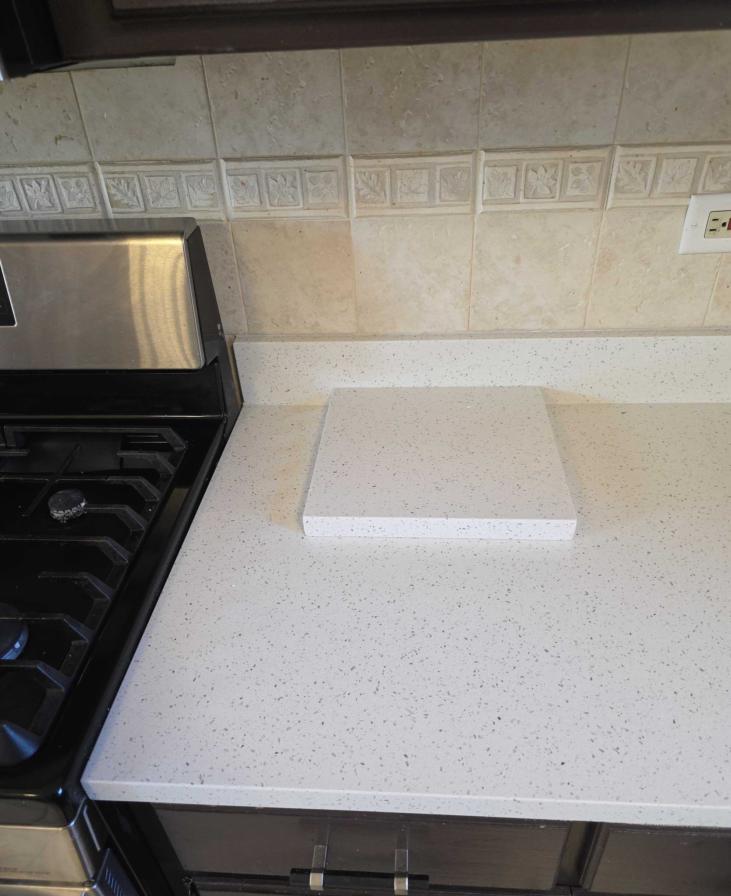 Close view of the quartz beside the range, showing the fine gray fleck through the white