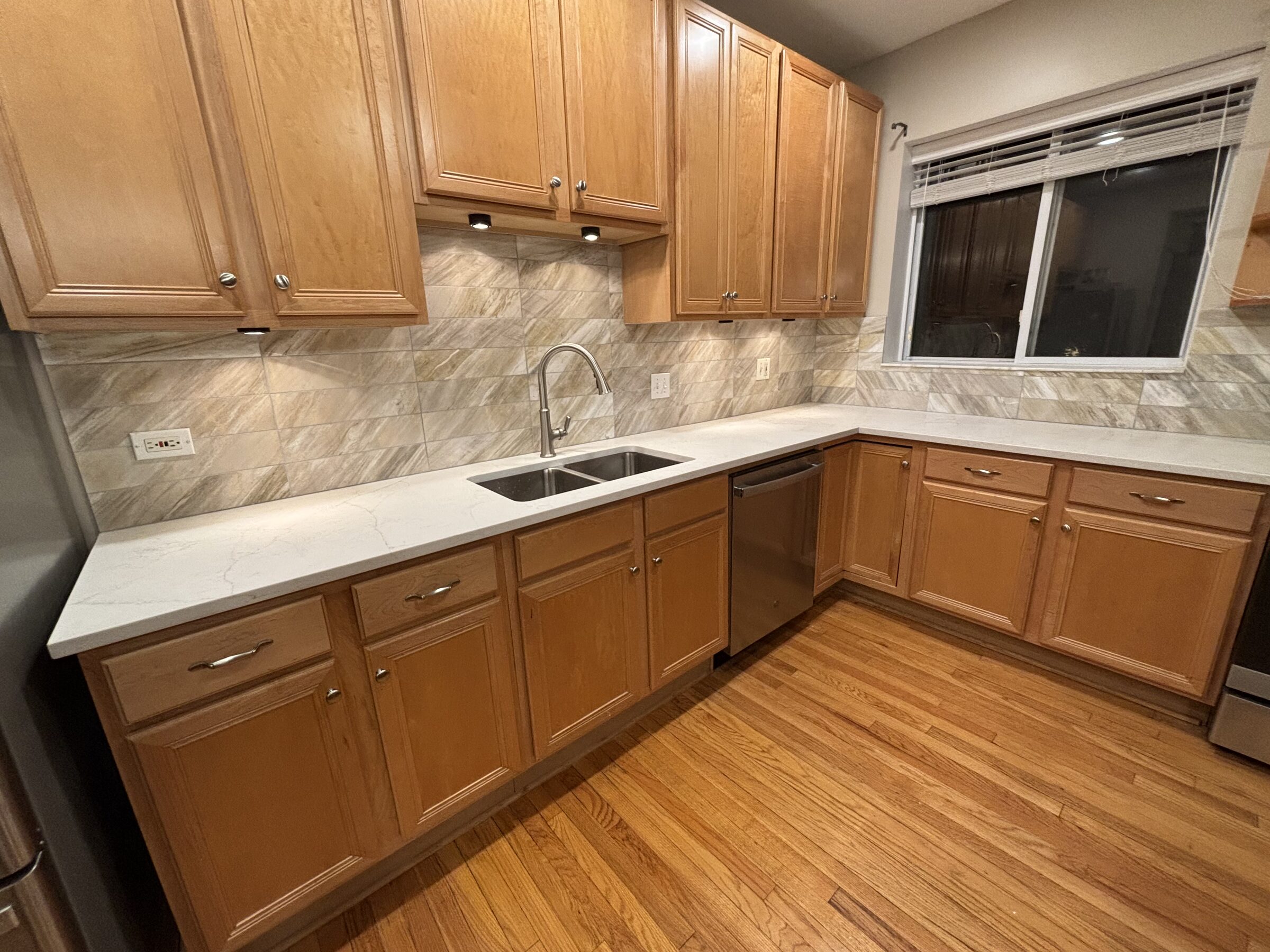 Maple kitchen and stone backsplash