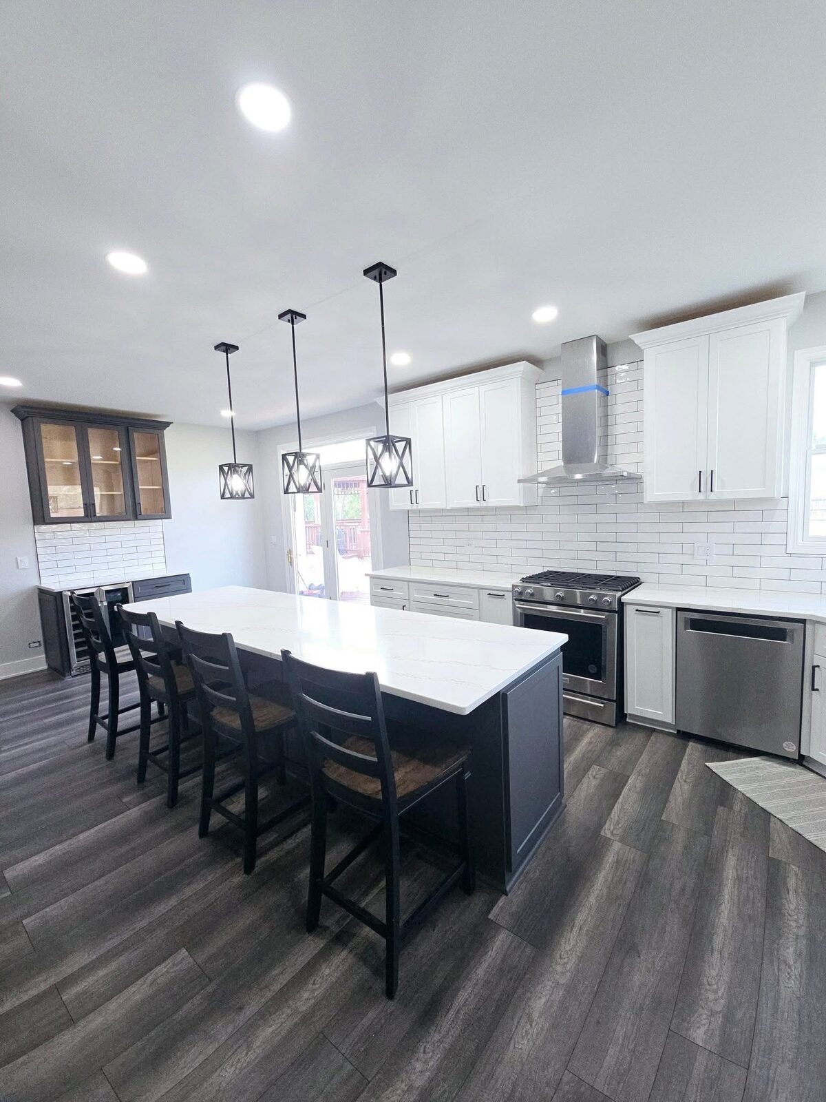 Quartz island and perimeter counter under a stainless range hood