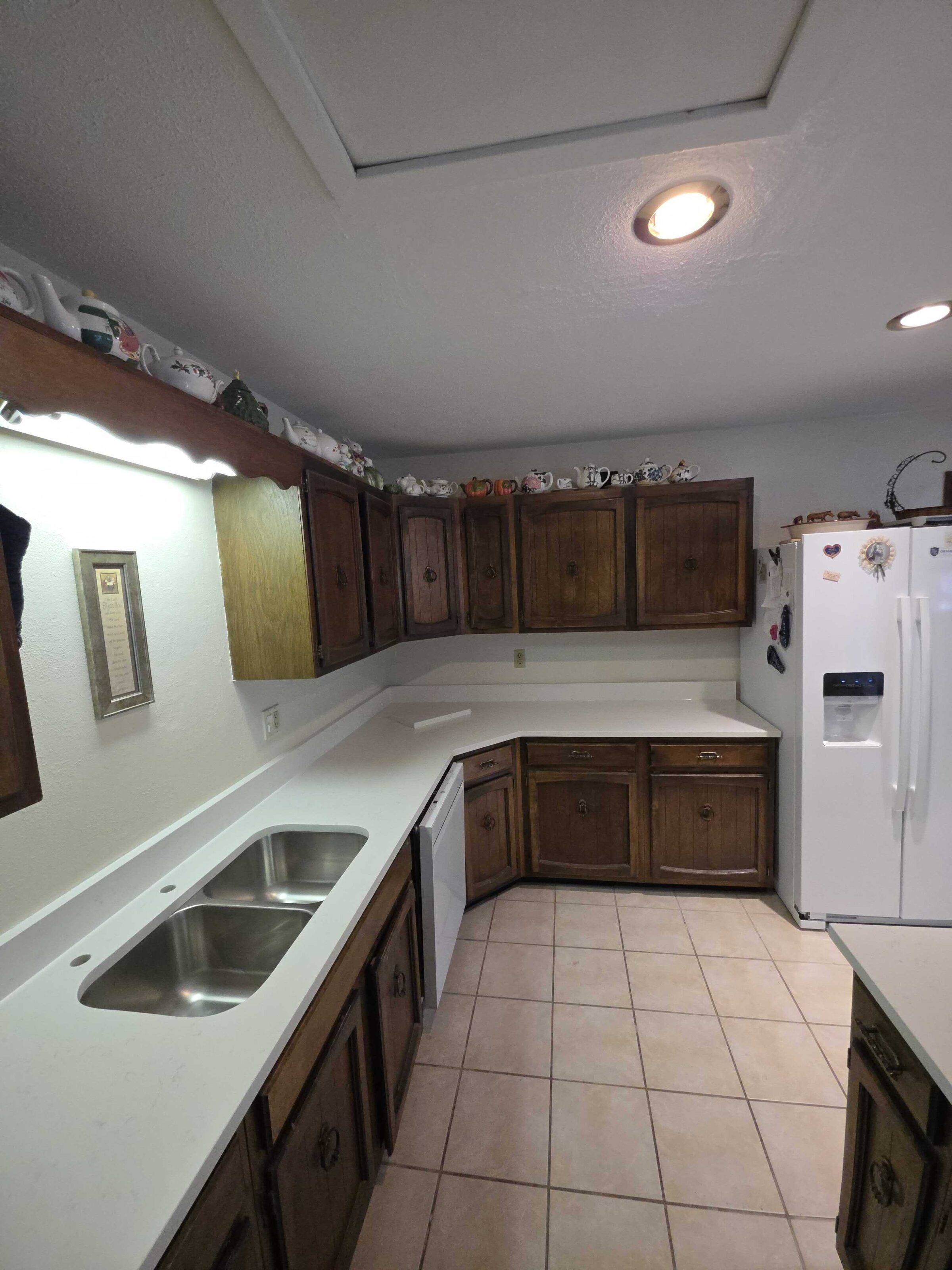 Corner of the finished counter where the run turns toward the refrigerator