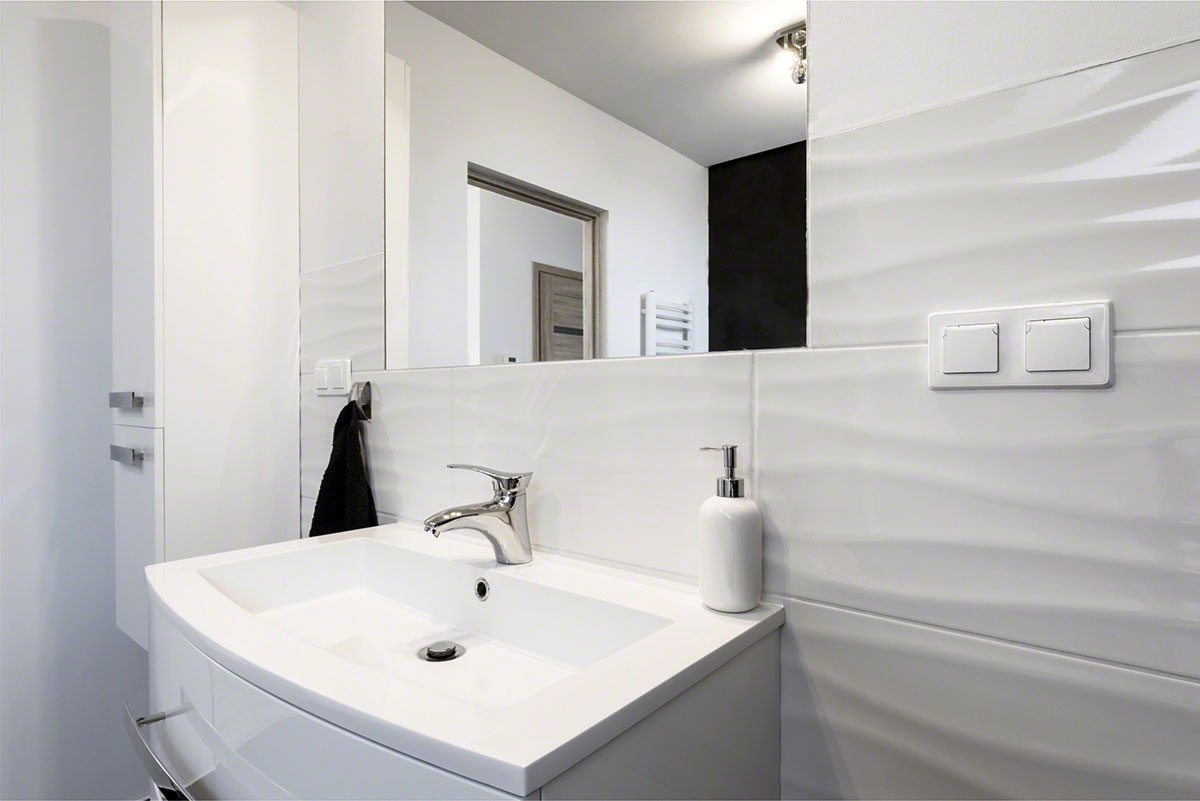Dymo Wavy White 12X24 Glossy backsplash installed — view 4