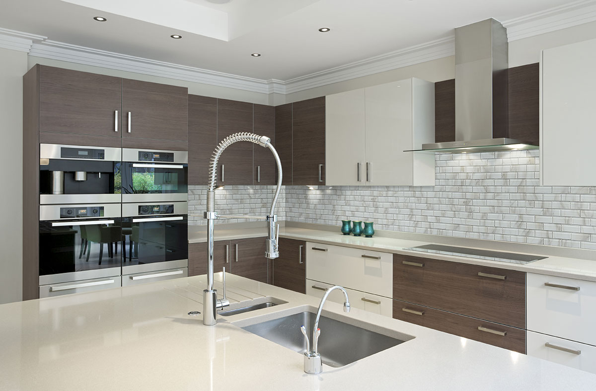 Ivory Amber Beveled Subway 8mm backsplash in a kitchen