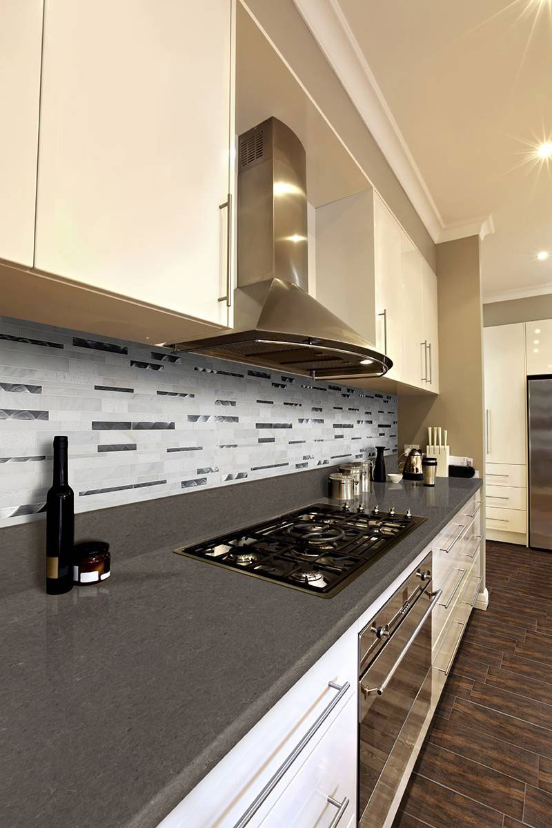 Moderno Blanco Interlocking 12x18 Pattern 8mm backsplash installed — view 2