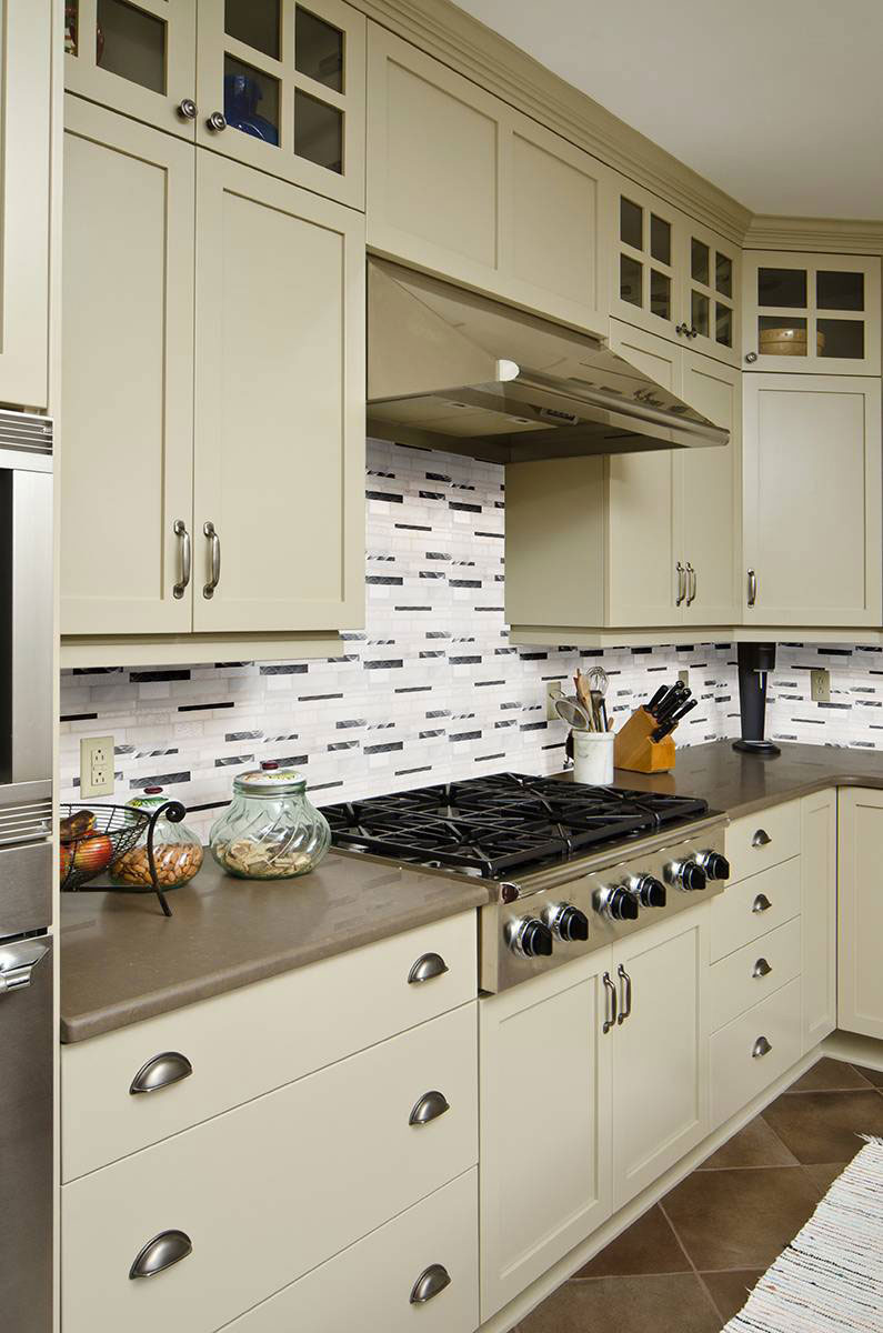 Moderno Blanco Interlocking 12x18 Pattern 8mm backsplash installed — view 3