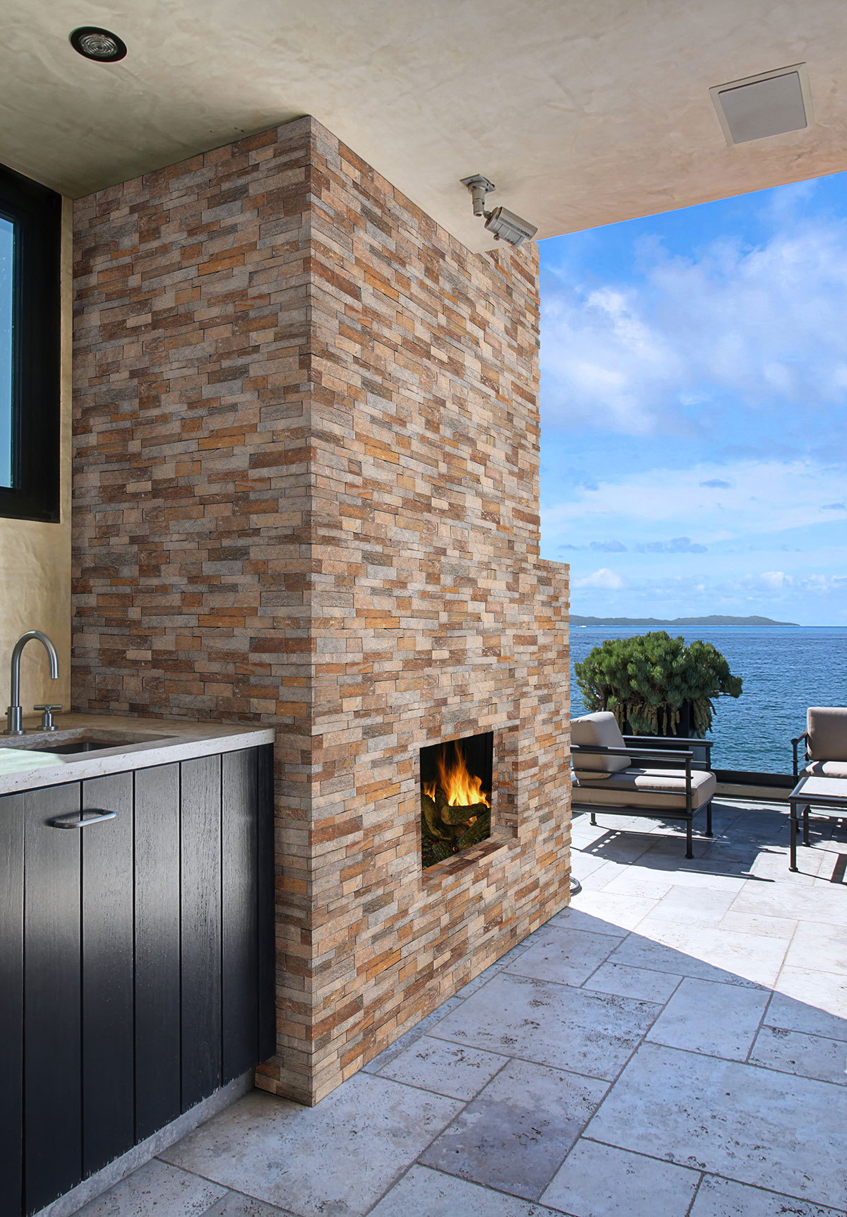 Canyon Creek backsplash in a outdoor hardscape