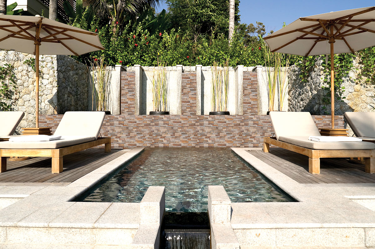 Canyon Creek backsplash in a outdoor hardscape — view 3