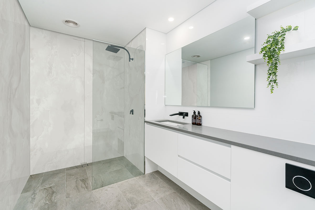Quebec Onyx backsplash in a bathroom