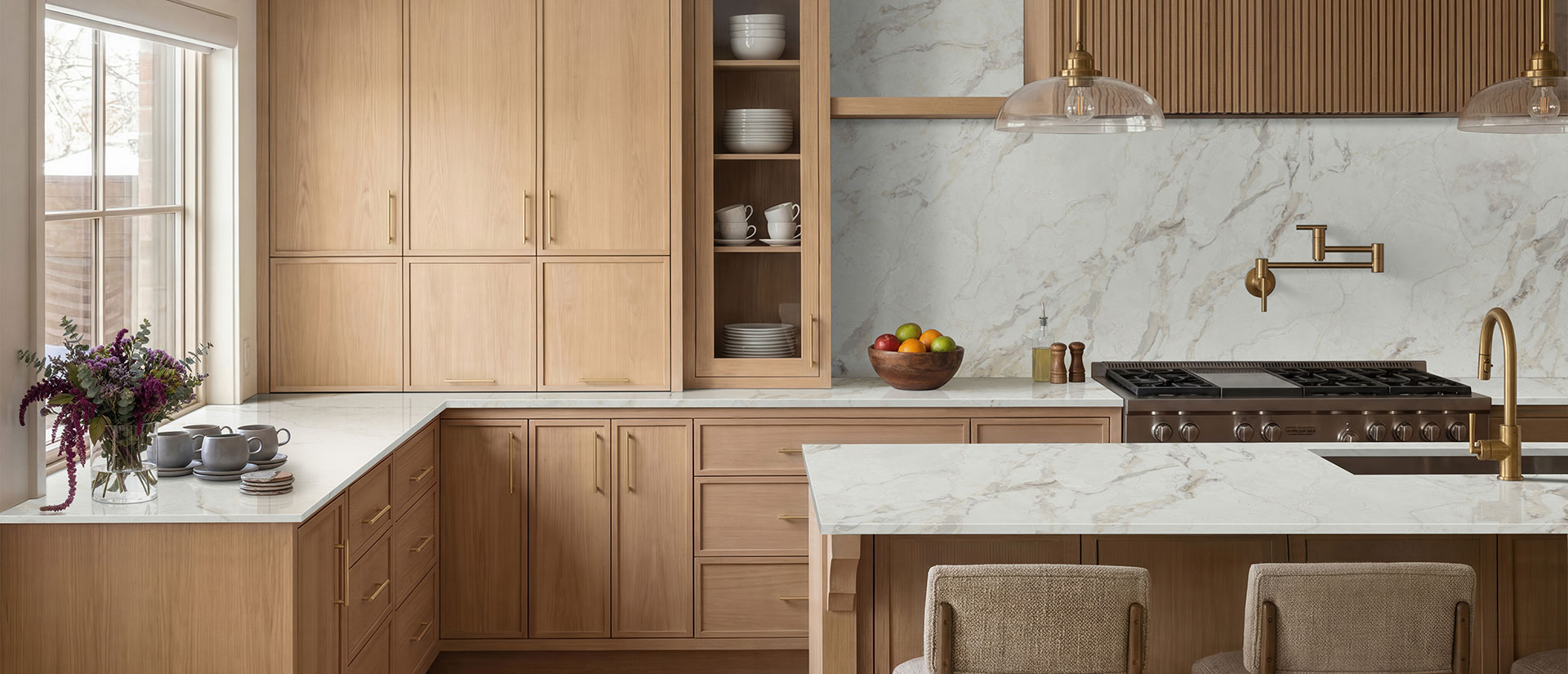 Calacatta Aravine ™ countertop in a kitchen