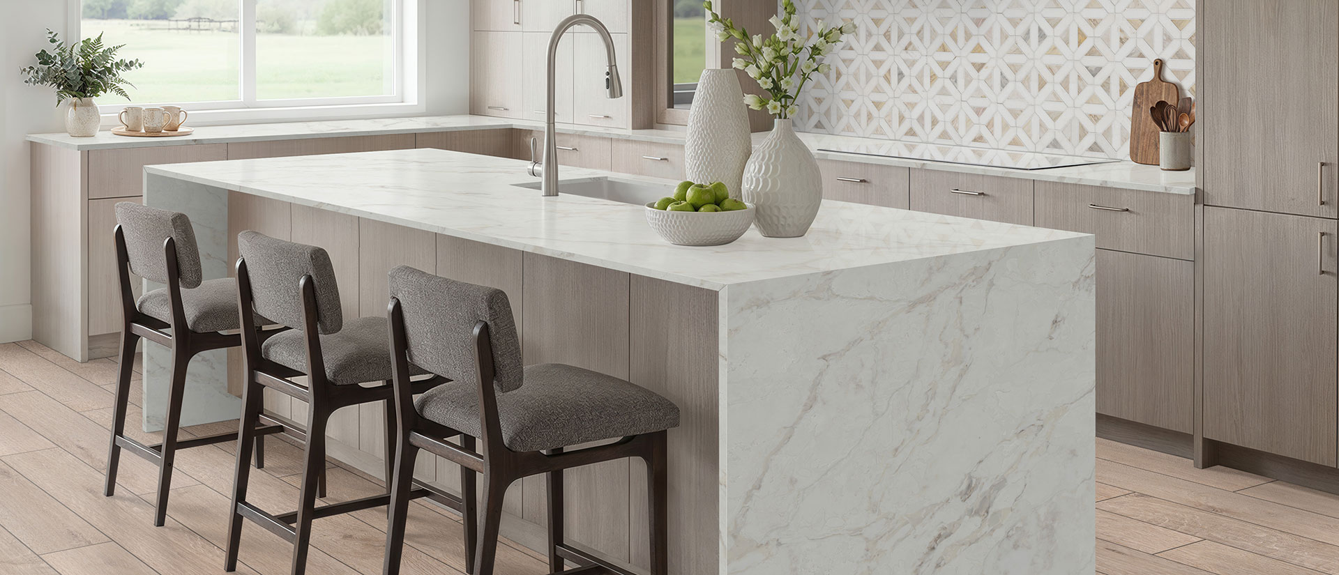 Calacatta Aravine ™ countertop in a kitchen — view 2