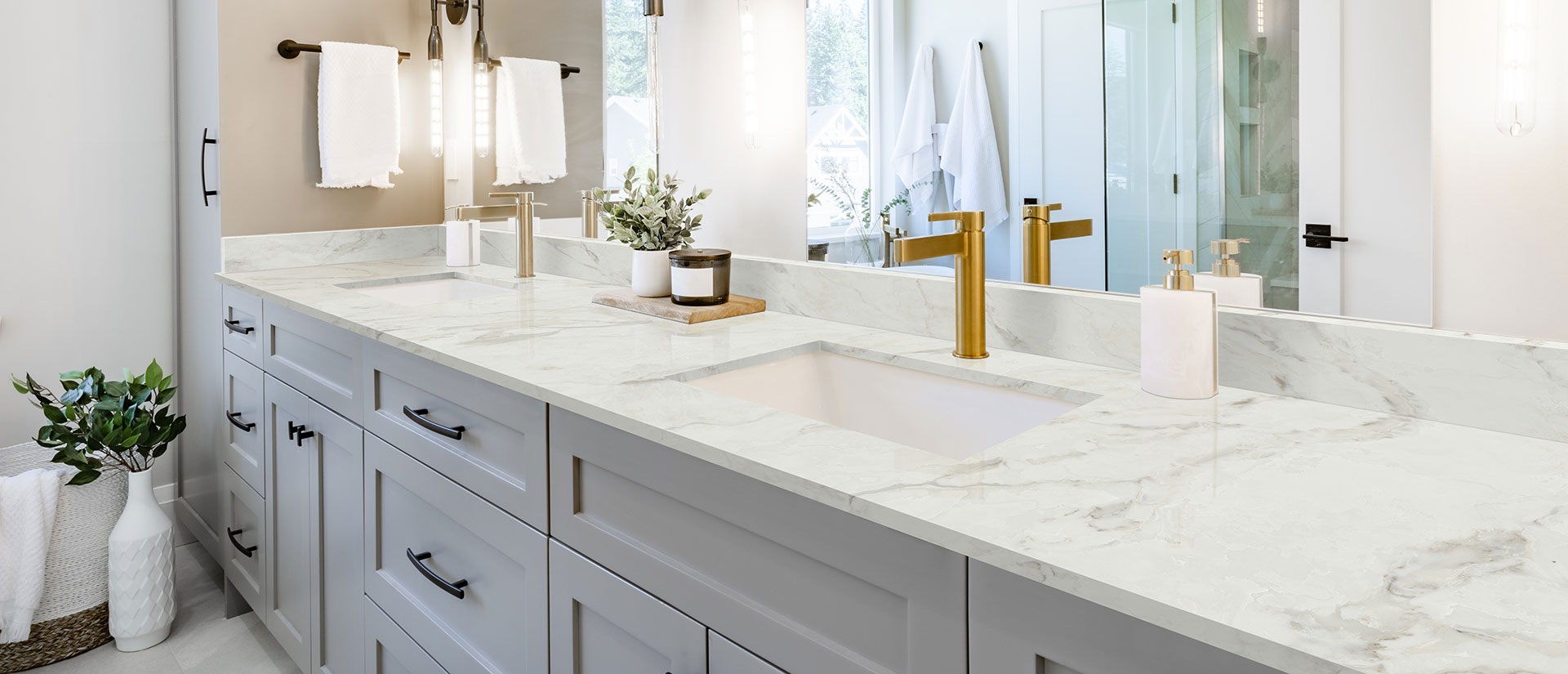 Calacatta Aravine ™ countertop in a bathroom — view 3