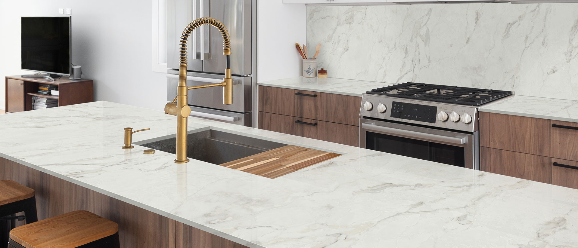 Calacatta Aravine ™ countertop in a kitchen — view 4