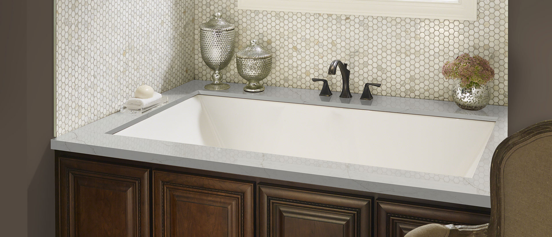 Calacatta Prado Quartz countertop in a bathroom